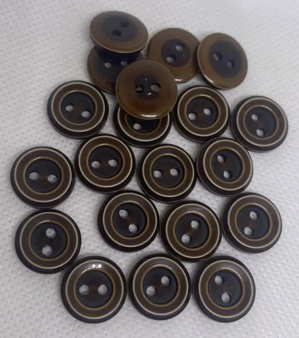 Lote de 20 botões vintage marrons com dois furos – 13,8 mm – Botões clássicos – photo 2